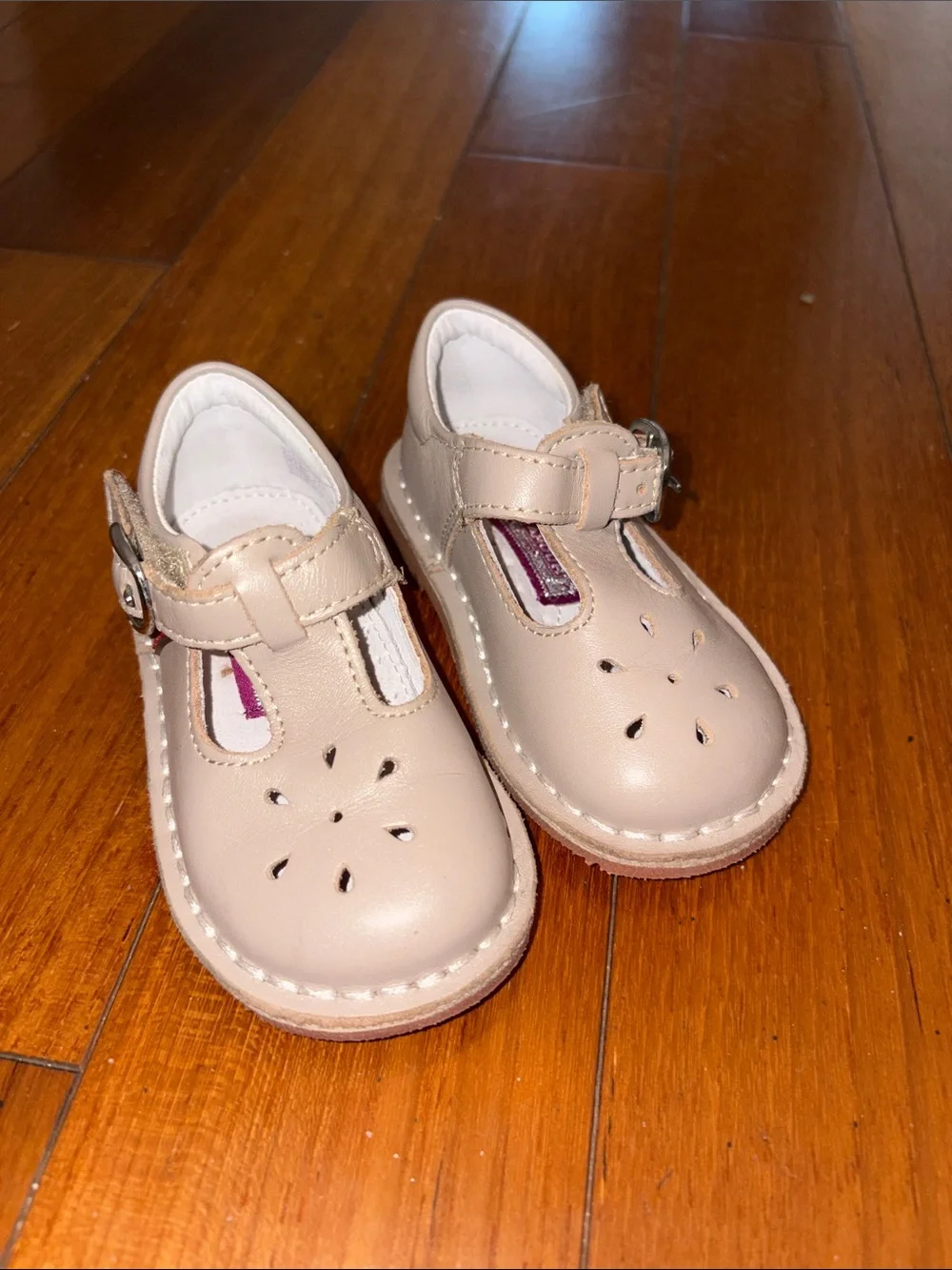 NWOT L'Amour Joy Classic Leather T-Strap Mary Janes in almond size 5